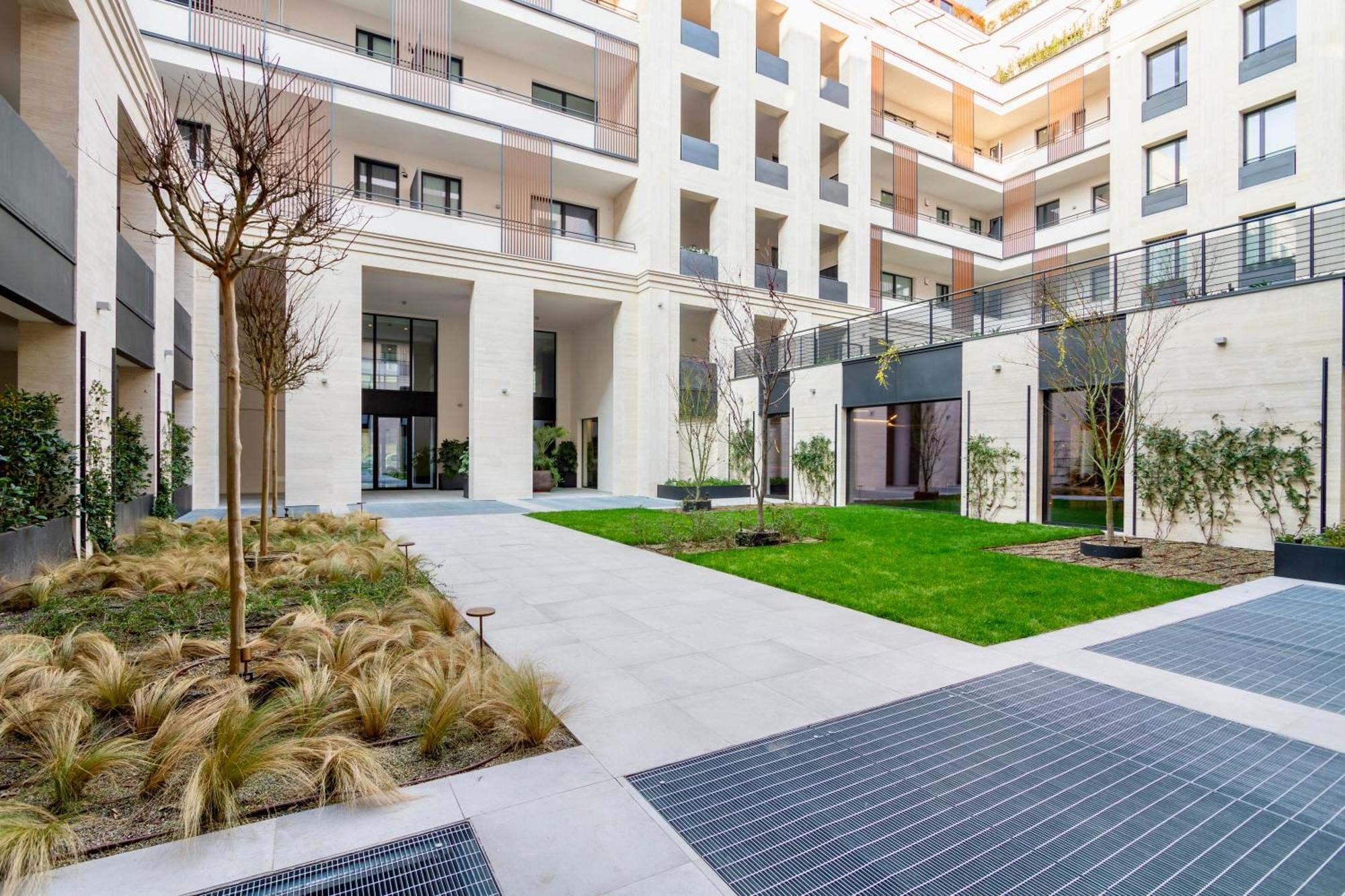 Urban Luxury - Bright And Central Apartment Милано Екстериор снимка